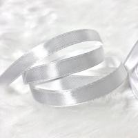 ราคา ริบบิ้นผ้ามันสีขาว พร้อมส่ง ผ้าซาติน white ribbon bow ขาวมุก ครึ่งนิ้ว แบ่งขาย โบว์โรงเรียน ผูกผมนักเรียน (2508882474)