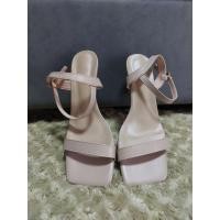 ราคา รองเท้าผู้หญิงส้นเตารีด แบบรัดส้น สีครีม (26871256328)