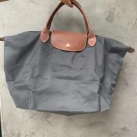 ราคา กระเป๋า Longchamp LE PLIAGE TOP HANDLE BAG M หูสั้น made from france สีเทา ของแม่ค้าเองคะ (5653642903)