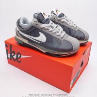 ราคา Sacai x Nike Air Zoom Cortez SP 4.0 "สีเทาและสีขาว" รองเท้าวิ่งย้อนยุครองเท้าผ้าใบลําลองสําหรับผู้หญิงและผู้ชาย (56313034708)