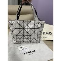 ราคา Bao Bao Issey miyake Rock 7x10 สี ขาวเงา แท้ รุ่นไม่มีหมุดที่ฐานนะคะ Used (18339044893)