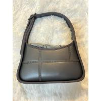 ราคา Charles&Keith: Avenue Contrast-Trim Trapeze Shoulder Bag (28112700709)