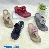 ราคา 7669-109 รองเท้าแตะหนีบดอกกุหลาบ วัสดุหนังนิ่มแต่งหน้าดอกคามิเลียประดับเพชร (7302684090)