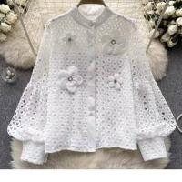 ราคา [ann1]เสื้อแขนยาวลูกไม้แฟชั่นไฮโซ ตัวเสื้อมีซับในตัว คอสูง กระดุมเรียงด้านหน้า แขนพองสวย แต่งเข็มกลัดดอกไม้ (50452784885)