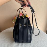 ราคา Charles&keith แท้ ขนมจีบ ฐาน 5.5 นิ้วสูง 9.5 นิ้ว งานผ้าผสมหนังแท้ สภาพดีมาก สายยาวเดิม ปรับสั้นยาวได้ (26010769581)