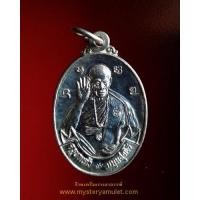 ราคา เหรียญกันภัยรุ่นแรกเนื้อเงิน หลวงปู่ครูบาแก้ว วัดร่องดู่ พะเยา สร้าง62 เหรียญ หายากเหรียญนี้ตอกโค๊ดหมายเลข 23 (6818380797)