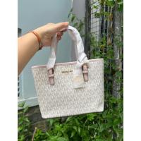 ราคา กระเป๋าสะพายข้าง MK Logo mini Tote ขนาด 25cm (49960848272)
