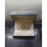 ราคา เหรียญพระแก้วมรกต เนื้อเงิน (ชุด 3 ฤดู ร้อน หนาว ฝน) ฉลองวัดพระศรีฯ รุ่นแรก ปี2525 พร้อมกล่องเขียว (58056689202)