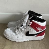 ราคา Nike Air Jordan 1 Mid White Black Gym Red (PS) ไซส์ 5Y US 37.5 EU มือสอง (18060947435)