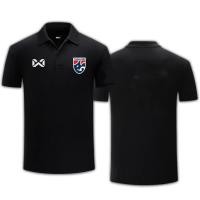 ราคา เสื้อโปโลสีดำลายพิมพ์ตราสัญลักษณ์ทีมฟุตบอลไทย ข้างอกทั้งสองข้าง เสื้อแฟนบอลชาติไทย (44032138016)