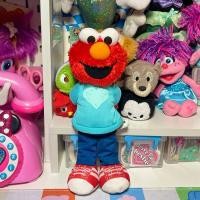 ราคา พร้อมส่ง ตุ๊กตาเอลโม่รัดข้อมือ elmo - sesame street❤️ สภาพดี (24417729741)