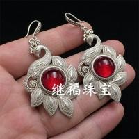 ราคา คอลเลกชันย้อนยุคเก่าทิเบตเงินฝังหยกมาเลย์หยกสุภาพสตรีต่างหูชาติพันธุ์แม้วเงินต่างหูนกยูงอุปกรณ์ประกอบฉาก 5.22 (53110950362)