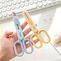 ราคา กรรไกรสองหัวมีดหัตถกรรม 2-ใน-1 เครื่องมือกรรไกรแบบพกพาพร้อมใบมีดหดโต๊ะเครื่องเขียน (55563812364)