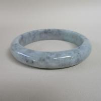 ราคา กำไลหยกพม่า Jadeite type A ขนาดวงใน 58.7mm กว้าง 13.3mm ทรงกลมท้องแบน สวมใส่ได้ทุกเพศ (26812007708)
