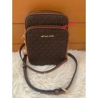ราคา กระเป๋าสะพาย crossbody นี่ห้อ Michael kors รุ่น jet set travel medium ns chain crossbody ของแท้ % (49406716470)