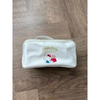 ราคา กระเป๋าเครื่องสำอางค์ Hello Kitty (48053057033)