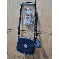 ราคา กระเป๋าสะพายข้าง สีดำ แต่งริบบิ้นสีดำที่สายสะพาย (มือสอง) (19087684309)