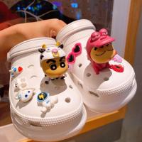ราคา น่ารัก Crayon Shin Chan Jibits ชุดแฮมเบอร์เกอร์ Cola Jbitz สําหรับ designcs Charm Bunny Led Jibits ออกแบบสําหรับผู้หญิงรองเท้าอุปกรณ์เสริมนักบินอวกาศรองเท้า Charms Pins ตกแต่ง (17899199536)