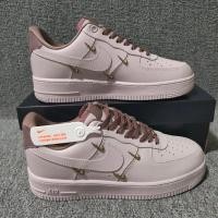 ราคา กองทัพอากาศชั้นบนสุดดั้งเดิมหมายเลข 1 Taro Puree สีม่วงมินิสี่ตะขอทองขนาดเล็ก Nike Air Force 107 Low mini gold Nike AF1 Air Force NK สีขาวสีแดงตะขอทองขนาดเล็กผู้ชายผู้หญิงสไตล์เดียวกัน Low-Top Leisure