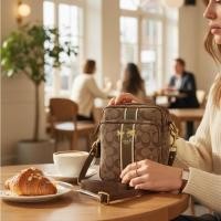 ราคา Coach (แท้) มือสอง Crossbody สภาพดีมากค่ะ พิจารณาจากคลิปได้ถ่ายจากสินค้าจริงค่ะ รุ่นนี้ใช้ได้ทั้งหญิงและชายค่ะ (48052774004)
