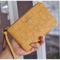 ราคา ✈ Coach แท้ 100% กระเป๋าคล้องมือ 1 ซิป size S ฉลุลาย C (4088215229)