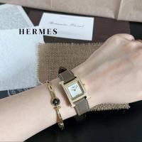 ราคา Hermes "HEURE H" Series นาฬิกาจับคู่ Gypsophila Mother-of-Pearl Dial Square Watch Diamond H นาฬิกาแฟชั่นสุภาพสตรี Seiko ขัด "H" ขนาดเล็ก 21 มม. (44614879169)