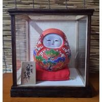 ราคา ตุ๊กตาเจ้าหญิงฮิเมะดารุมะเซรามิก (Hime-Daruma) ตุ๊กตาขอพรแห่งความหวัง แฮนด์เมด พร้อมตู้กระจก (25385954248)
