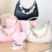 ราคา (มือสอง) กระเป๋า Charles & Keith Mini Hobo Bag สีขาว สภาพดี (18969734474)