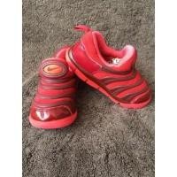 ราคา รองเท้าเด็กแท้มือ 2 ยี่ห้อ Nike หนอน สีแดงเลือดนก (5363818440)