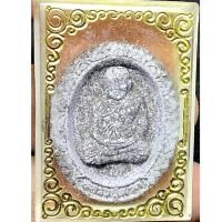 ราคา พระผงหลวงปู่ทวด รุ่นสร้างโบสถ์ หลังตราสัญลักษณ์พระราชพิธีกาญจนาภิเษกปี 2539 พร้อมกล่องเดิมๆ (G 672) (18095821397)