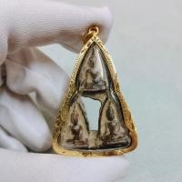 ราคา พระสามนางวัดใหญ่ พระกรุเก่าๆ เลี่ยมกรอบอย่างดี เนื้อชินสนิมแดง กรุวัดพระศรีรัตนมหาธาตุ (22573749508)