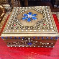 ราคา กล่องเครื่องประดับ กล่องเก็บของ ขนาด 18 x 18 x 8 ซม. ตกแต่งลวดลาย เดินเส้น ประดับกระจกสี สไตล์ไทยล้านนา งานประณีต สวยงาม (14700401688)