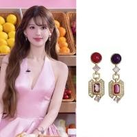 ราคา [คลังสินค้าพร้อม] Zhao Lusi ต่างหูเพทายสีสไตล์เดียวกันฝรั่งเศสย้อนยุคสีตัดกันต่างหูต่างหู (50811159159)