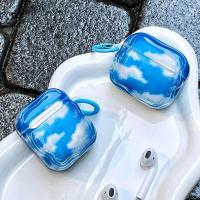 ราคา Minimalist Blue Sky และ White Clouds Wave Hook หูฟังสําหรับ AirPods 1 หรือ 2 3 4 Pro 2 Pro 3 Apple กล่องบลูทูธกรณี (44750988425)