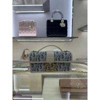 ราคา หรูหรา Dior D Home Miss Montaigne mini Chain กระเป๋าถือนําเข้าผ้าหนังสีฟ้าเฉียงพิมพ์ผ้า Montaigne MINI สไตล์ใหม่ One-Shoulder Cross-Body กระเป๋าถือ Montaigne 5260 (50914680930)