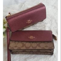 ราคา พร้อมส่ง coach#f78229 ‼ ️กระเป๋าคล้องมือ ถ้ามีสายโซ่ทำเป็นครอสบอดี้ได้ค่ะ ขนาด 7" (L) x 4" (H) x 1 3/4" (W) (5107188424)