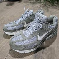 ราคา มือสอง Nike Zoom Vomero 5 ไซส์ 44.5/285 ซม. การันตีแท้ 100% ใช้งานสภาพสวยๆ (53357613828)