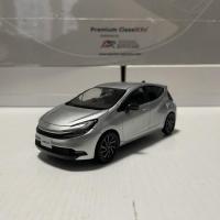 ราคา 1: 30 โรงงานเดิม TOYOTA TOYOTA PRIUS C AQUA PRIUS JDM รถรุ่น สีเงิน (45412050193)