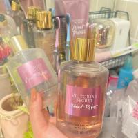 ราคา [สต๊อกพร้อมจัดส่งทันที] Victorias SECRET โลชั่นบํารุงผิวกายกลิ่นหอม VICTORIAS SECRET 300 มล. กํามะหยี่กลีบน้ํา Kiss Love SECRET Words Long-Lasting Fragrance Body Loose Powder แป้งฝุ่น (24981469633)