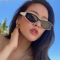 ราคา แว่นกันแดดแฟชั่น UV400 ทรงแคทอาย กรอบดำขอบขาว (52560365088)