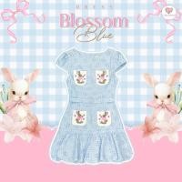 ราคา (มีM) Maria Diamond สีฟ้า Blossom Blue Dress เดรสสั้นผ้าทอลายแขนสั้น มีกระเป๋า 4 ใบงานปัก + เข็มขัดเอว ซิปหลัง มีซับใน (49809970751)
