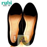 ราคา [PRELOVED] รองเท้าส้นแบน RUBI - Sophia Slipper Black Ori | ไส้เดือนได้ (28173060949)