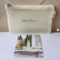 ราคา กระเป๋า CHINA AIRLINES x แบรนด์ Ferragamo exclusive สีครีม ที่ซิปมีลายของแบรนด์ ซิปลื่นมาก เนื้อผ้าดี ของใหม่ มือ 1 (5876654407)