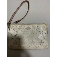 ราคา Coach แท้100% คล้องมือลายฉลุ สภาพสวย มีรอยตามการใช้งาน (26730440944)