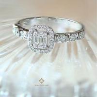 ราคา Gems Heritage : แหวนเพชรแท้ Emerald cut with round diamond ring (RWG753) (51912104849)