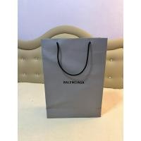 ราคา ถุงกระดาษแบรนด์เนมแท้ Balenciaga กว้าง 12.5 นิ้ว มือสอง สภาพดี สะสม/ใส่กระเป๋า (43213354680)