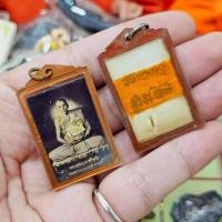 ราคา รูปถ่ายเลี่ยมเก่า หลวงพ่อกวย ชุตินธโร วัดโฆสิตาราม ด้านหลังบรรจุจีวรลงอักขระ นะชาลีติ (27740851792)