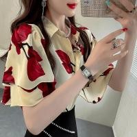 ราคา เชิ๊ตผู้หญิงแขนสั้นผ้าชีฟองมีระบายพิมพ์ลายงานปักทิวลิปสีแดงเสื้อผ้าแฟชั่นเสื้อเรโทรทรงหลวมลำลองฤดูร้อนเสื้อสตรีคอปกเข้ากับทุกชุด (26901717760)