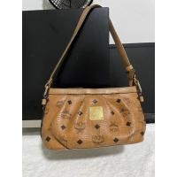 ราคา MCM pouch สีน้ำตาล สภาพดี มีร่องรอยการใช้งานทั่วไป (20026839279)