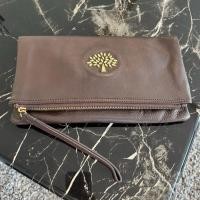 ราคา กระเป๋าแฟชั่นทรงพับ Foldover Clutch หนังแท้สีน้ำตาล มีสายคล้องมือและสายสะพายยาว ถอดสายได้ มือสอง (54113223014)